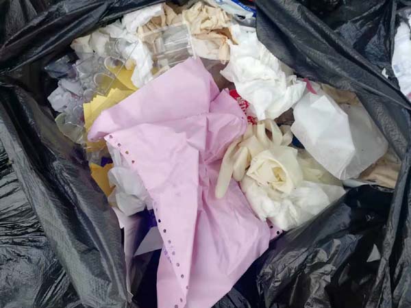 宝泉岭管局中心医院对医疗垃圾管理不到位，与生活垃圾混放流到垃圾箱外
