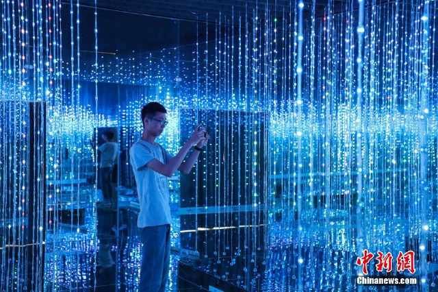 “梦中花·身外影”灯光艺术展亮相贵阳