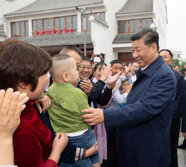 习近平在光山县深入油茶园和农村考察调研