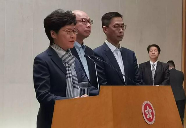 暴徒袭警夺枪，港警果断开枪：这是对待暴徒的“国际标准”！