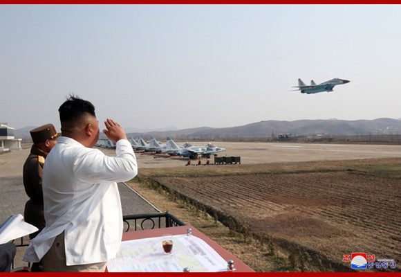韩军方:朝鲜发射巡航导弹,出动战机试射空对面武器
