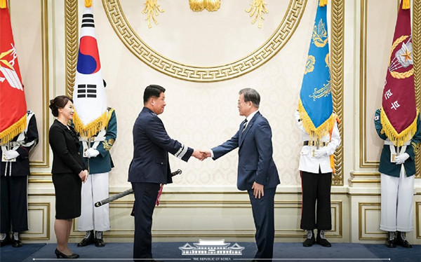 韩国总统文在寅授予新晋将军宝剑