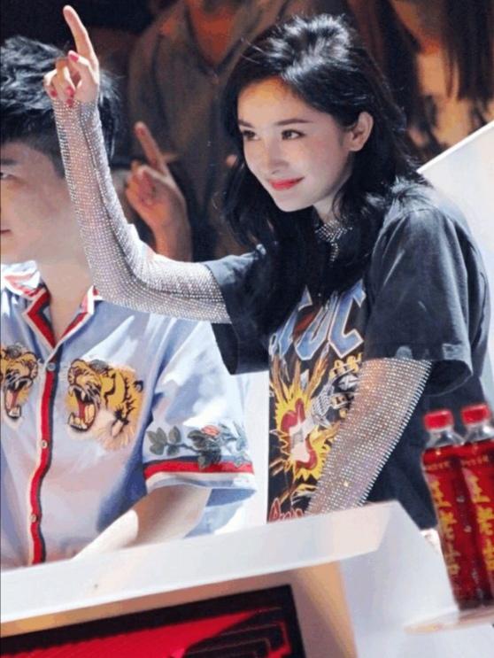 最近火了一种穿法叫：T恤+打底衫，新潮又防晒，杨幂杨紫都爱穿