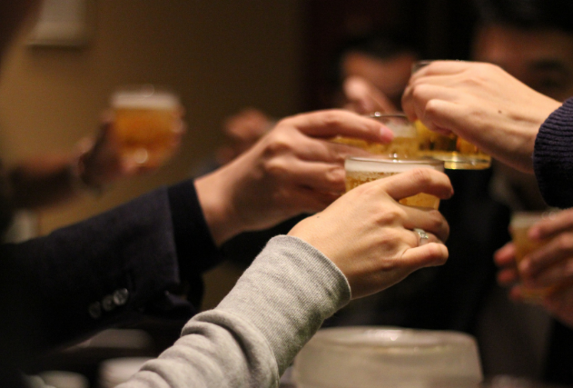 啤酒含有嘌呤不能喝，白酒和红酒，尿酸高的人能够喝哪一种酒？