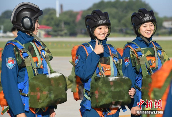 空军第十二批女飞行学员完成首次跳伞