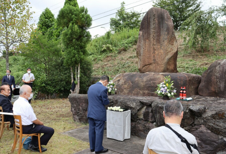 日本官员带绍兴酒和鲜花赴这地祭奠 12名中国劳工埋骨于此