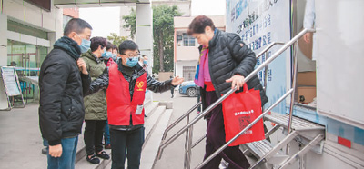 5G移动医疗车进社区