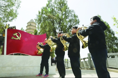 宝塔山下，深情奏响《我和我的祖国》《延安颂》