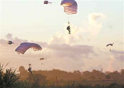 运20等多机型投送 空降兵某旅开展空降夺控要点演练