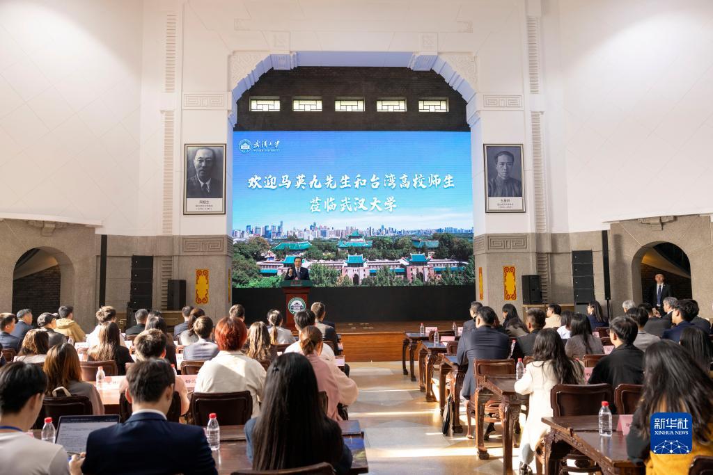 马英九一行造访武汉大学 两岸学生交流热烈