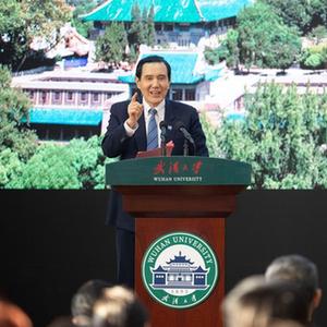 马英九一行造访武汉大学 两岸学生交流热烈