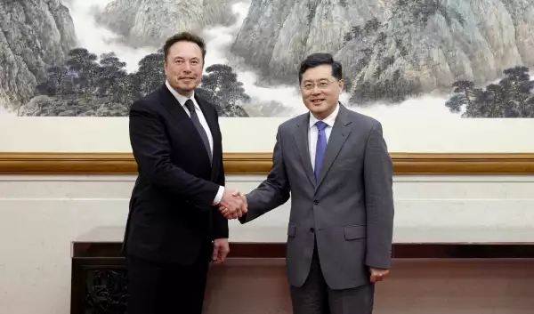 国务委员兼外长秦刚会见特斯拉首席执行官马斯克
