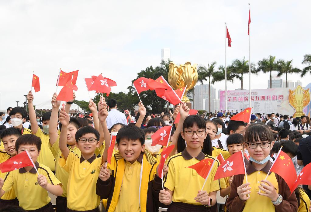 传承五四精神 香港青少年金紫荆广场观升旗礼