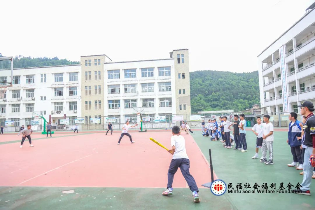 “悦来越棒”公益棒球课走进青川
