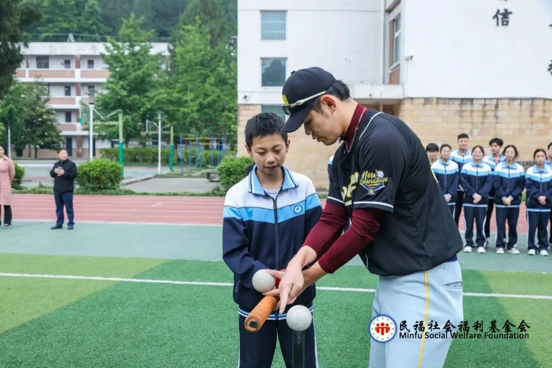 “悦来越棒”公益棒球课走进青川