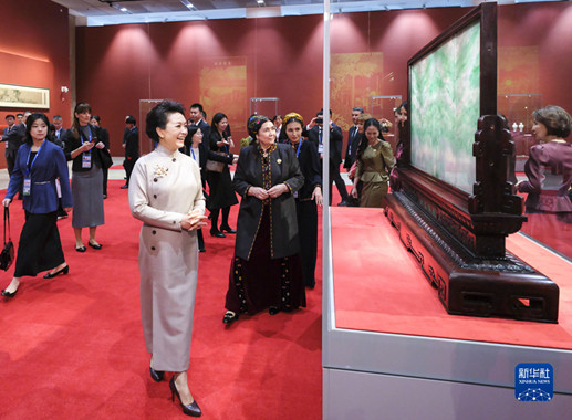 彭丽媛同出席第三届“一带一路”国际合作高峰论坛外方领导人夫人参观中国工艺美术馆