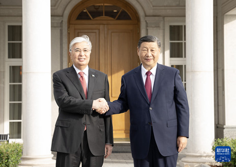 习近平同哈萨克斯坦总统托卡耶夫举行小范围晤谈