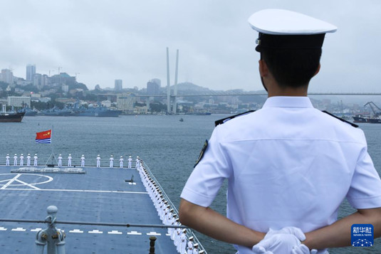 中国海军舰艇编队抵达符拉迪沃斯托克参加俄海军成立328周年庆祝活动