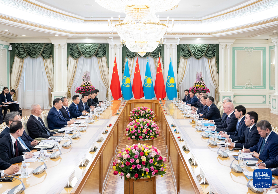 习近平同哈萨克斯坦总统托卡耶夫举行会谈