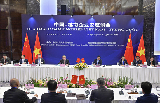 李强同越南总理范明政共同出席中越企业代表座谈会