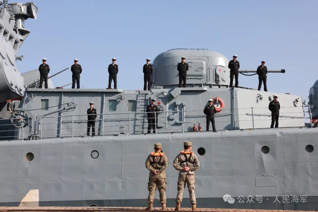 完成“北部·联合-2024”演习的中俄海军舰艇编队抵达青岛某军港