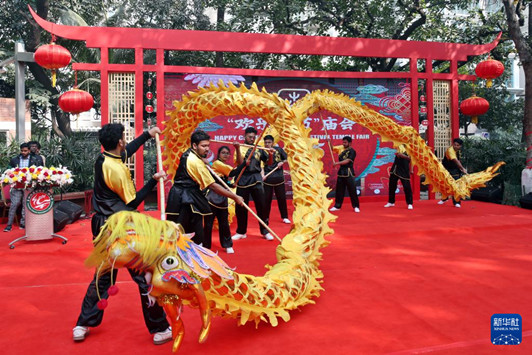 孟加拉国首都举行“欢乐春节”庙会