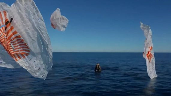 美国“龙”飞船载滞留空间站宇航员返回地球