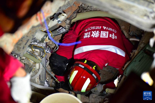 中国国际救援队在缅甸曼德勒城区多地持续展开救援