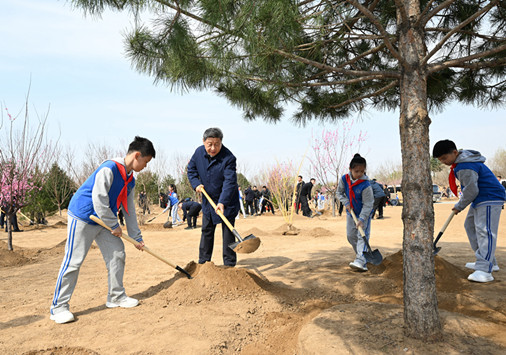 党和国家领导人参加首都义务植树活动