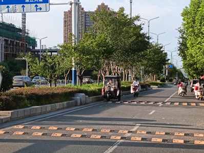  河南商水:学校门前四条减速带设置不当,市民骑行“步步惊心”