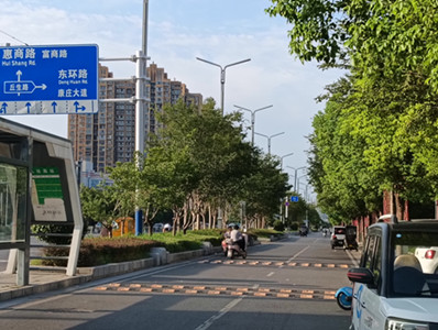  河南商水:学校门前四条减速带设置不当,市民骑行“步步惊心”