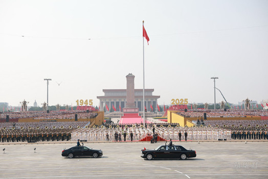 习近平乘检阅车经过金水桥驶上长安街