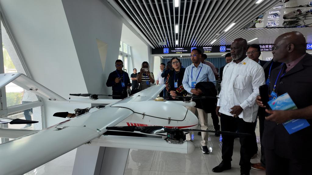 多国议员探访新疆 点赞发展活力