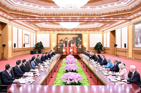 习近平会见加拿大总理卡尼