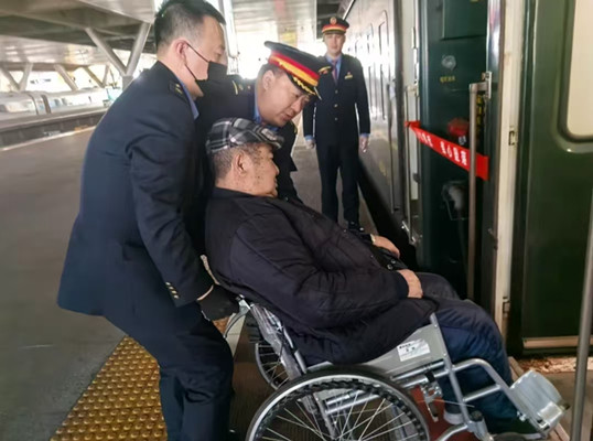 春运暖途：K702次列车长刘玉东用心服务获旅客感谢信